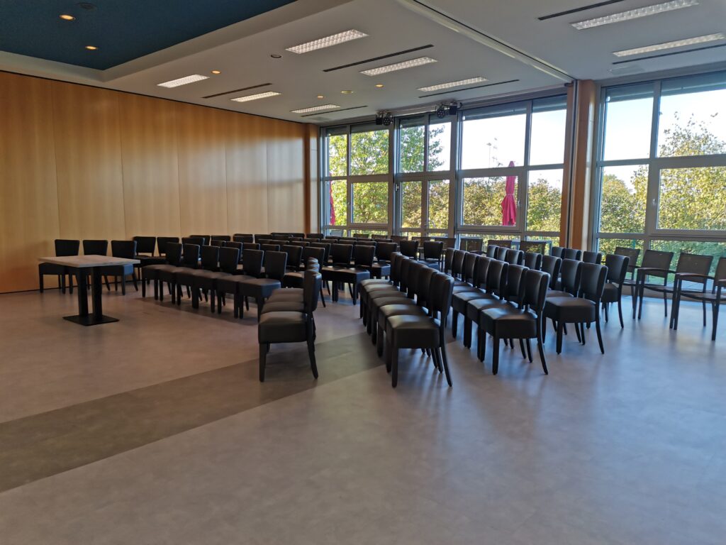 Tagungsraum in Taucha mit Leinwand und Flipchart – ideal für Workshops, Weiterbildungen und Meetings nahe Leipzig.